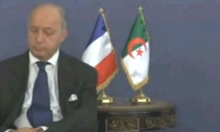 بالفيديو .. وزير خارجية فرنسا غارق فى النوم في مؤتمر الجزائر