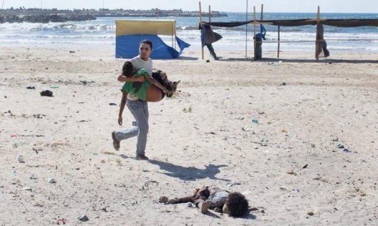 بالفيديو.. البوارج الإسرائيلية تستهدف أطفال صغار يلعبون على شاطئ غزة