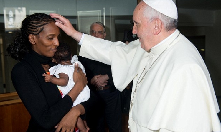 بالصور والفيديو.. بابا الفاتيكان يقابل مريم السودانية المتهمة بـ«الردة» ويبارك ابنتها