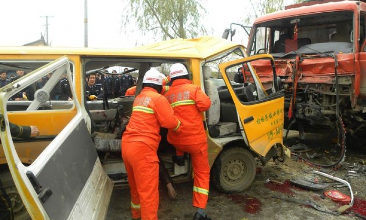 بالفيديو.. مقتل 11 شخصا بينهم 8 أطفال إثر سقوط حافلة مدرسية فى بركة بالصين