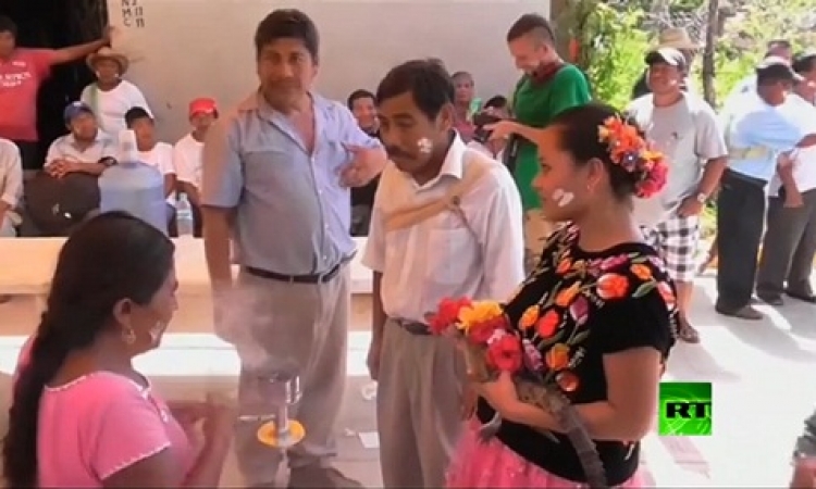 بالفيديو.. احتفالات بزواج عمدة مدينة الصيادين من تمساح صغير في المكسيك