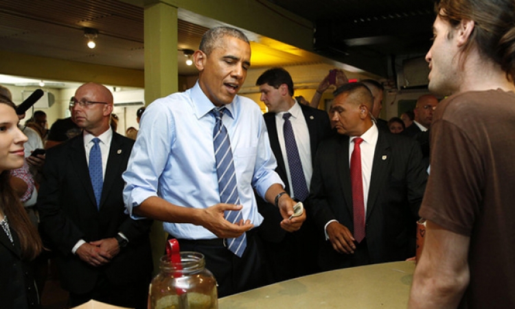 بالصور..أوباما يستضيف عائلة بمطعم.. لكن لم يستطع دفع الفاتورة