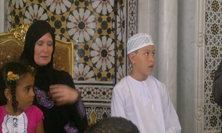 بالفيديو.. أسرة «نمساوية» تشهر إسلامها بمسجد فى الغردقة