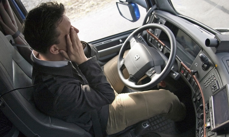 مقاعد ذكية تحذر سائقي السيارات عندما يغالبهم النوم