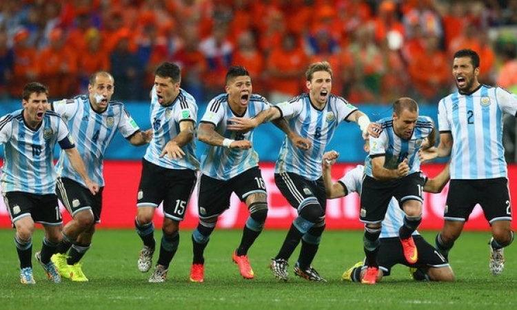 بالفيديو .. الأرجنتين تهزم هولندا بركلات الترجيح وتواجه ألمانيا في نهائي المونديال