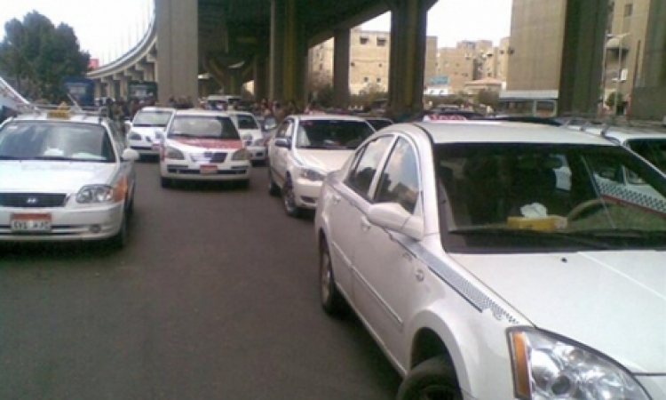 سائقو التاكسي يقطعون شارع التحرير بالدقي اعتراضا على رفع اسعار الوقود