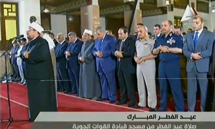 بالفيديو.. أول صلاة عيد للرئيس السيسي في مسجد القوات الجوية