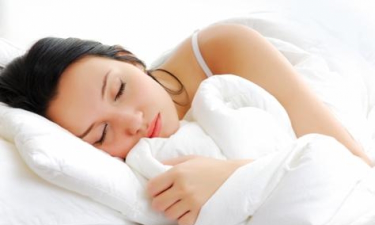 النوم فى غرفة مضاءة يزيد فرص الإصابة بسرطان الثدى