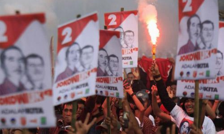 سياسي مغمور وثري عسكري يتنافسان على رئاسة اندونيسيا