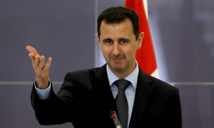 بالصور.. بشار الأسد لا يبالى ببلده ويحتفل مع جنوده بليلة رأس السنة