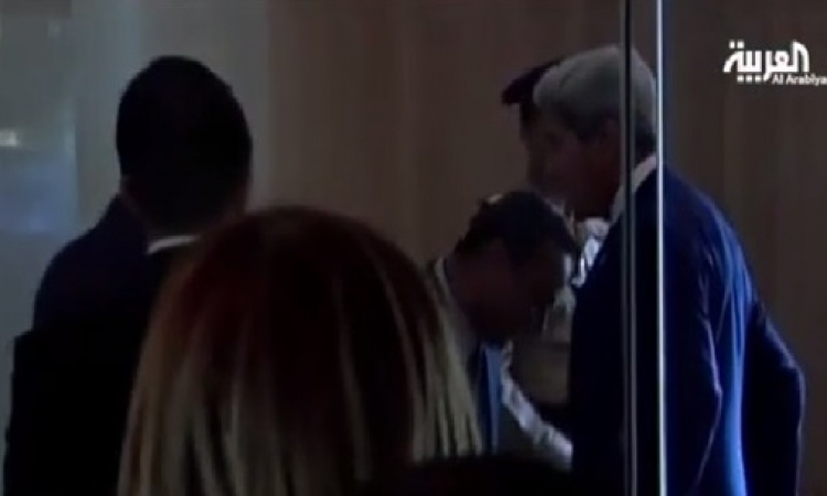 بالفيديو .. لحظة تفتيش جون كيري قبل لقائه الرئيس السيسي