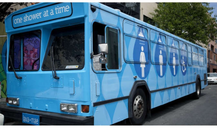 بالصور والفيديو .. جوجل تطلق خدمة الاستحمام في الحافلات للمشردين