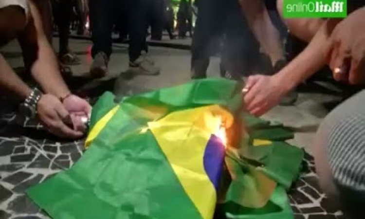 بعد الهزيمة المذلة .. برازيليون يحرقون علم بلادهم