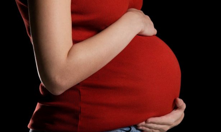 إمكانية انتقال بعض الأمراض من الأم الحامل إلى جنينها