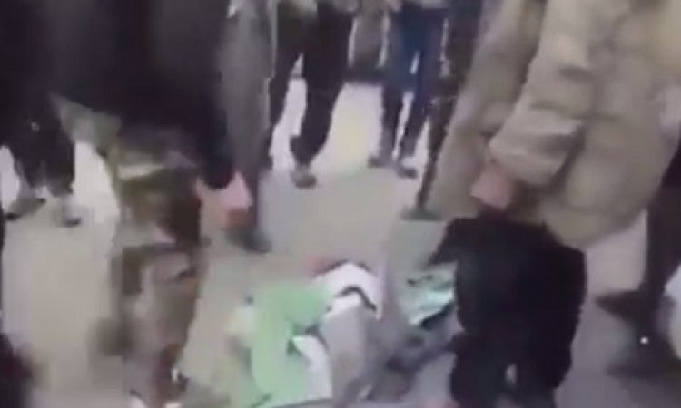 بالفيديو .. داعش تدوس علم فلسطين بالأقدام