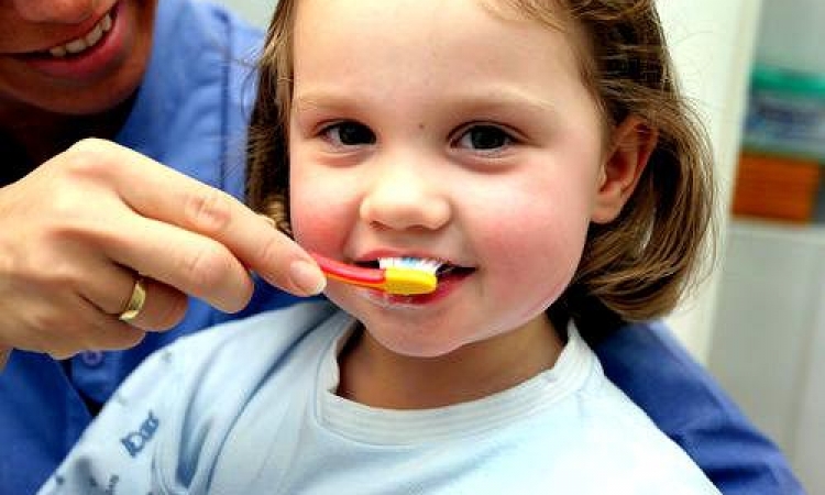 كيف تحافظين على أسنان طفلك في مراحل العمر الأولى؟