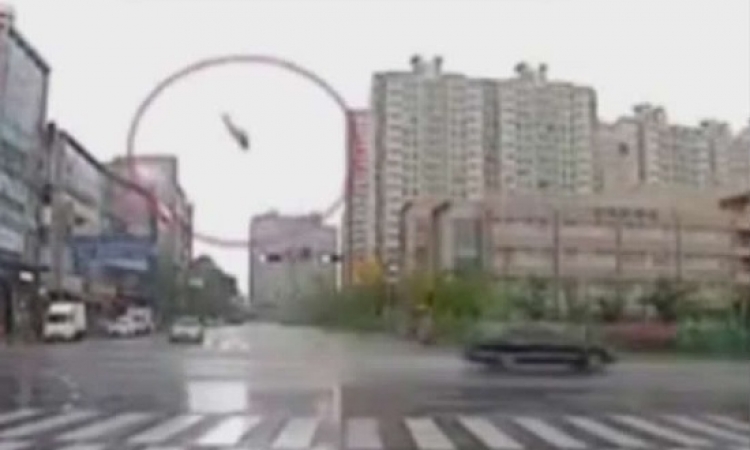 بالفيديو .. لحظة سقوط مروحية وسط مبان سكنية بكوريا الجنوبية