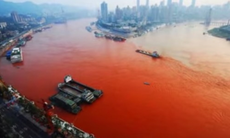 بالفيديو .. نهر في الصين تتحول مياهه للون الأحمر الدموي