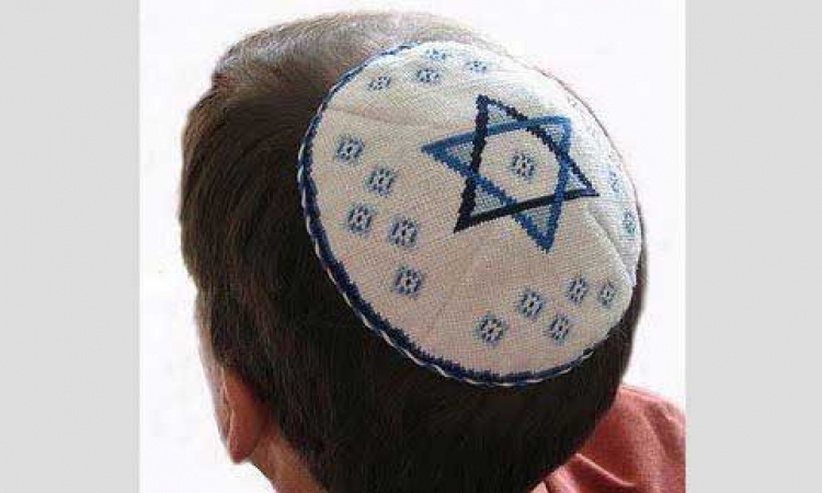 لماذا يلبس اليهود قبعة صغيرة ؟؟