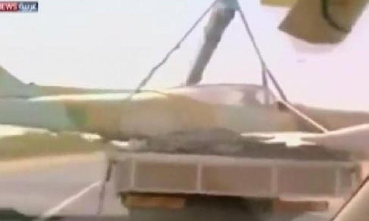 بالفيديو.. ليبي يستولي على طائرة حربية تابعة لـ«حفتر» ويأخذها لبيته