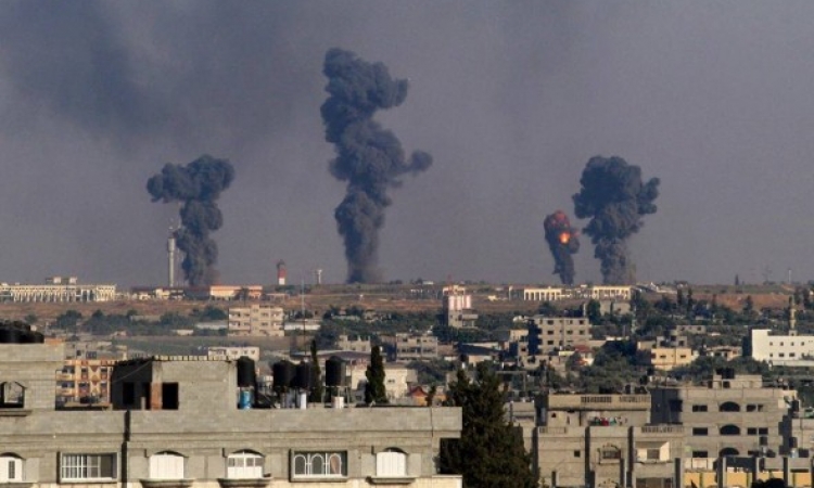 غارات إسرائيلية على غزة تقتل اثنين وتصيب 20