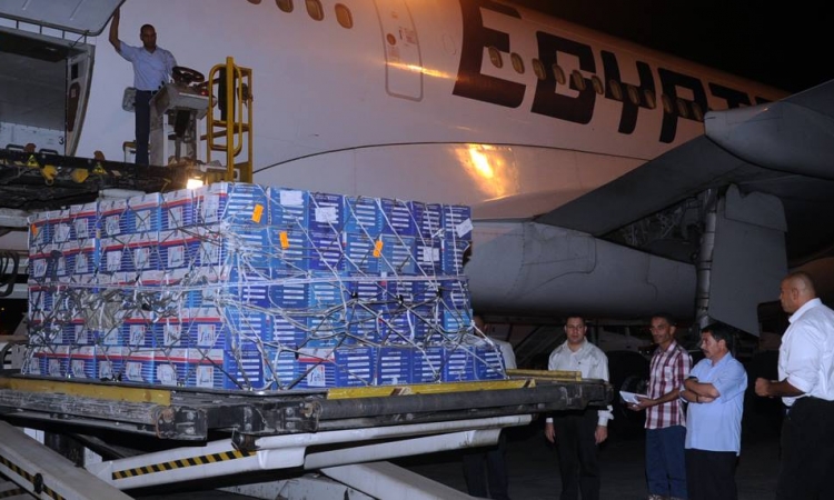 بالصور..مصر ترسل مواد غذائية إلى المصريين العالقين على الحدود التونسية الليبية.