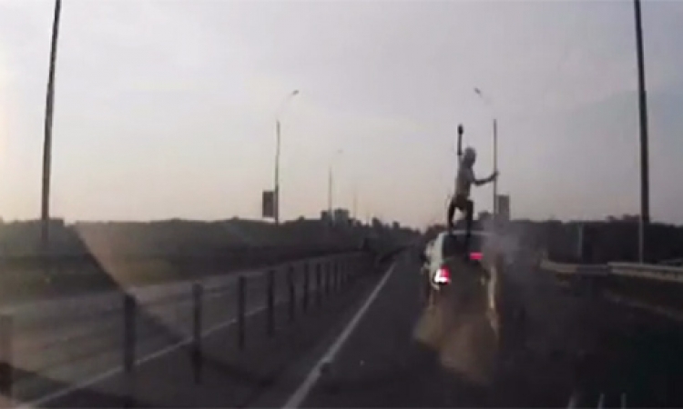 بالفيديو.. سائق دراجة نارية يصطدم بسيارة ويهبط على سقفها