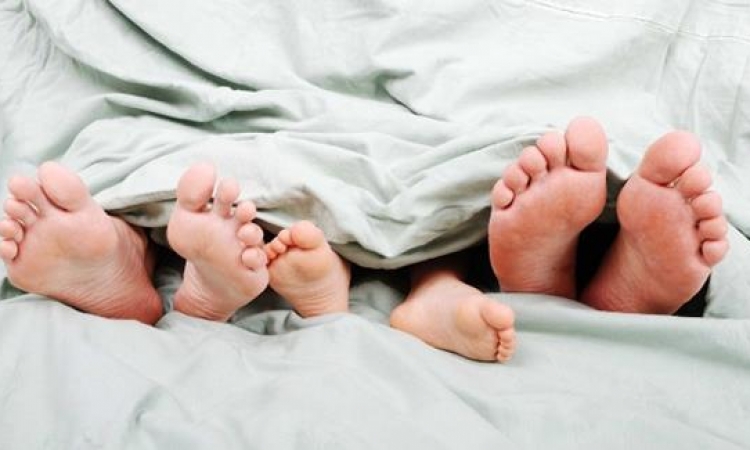 لماذا لا يستطيع البعض النوم دون كشف القدمين؟