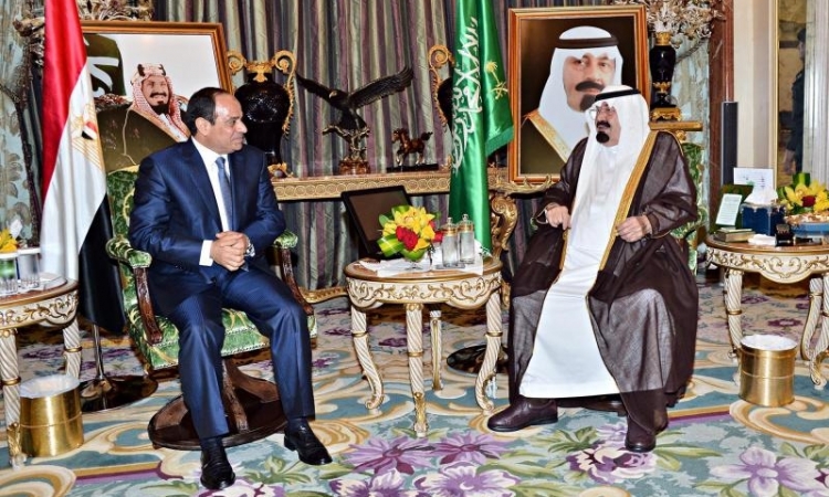 الملك عبد الله يستقبل الرئيس السيسي ويقلده قلادة الملك عبد العزيز