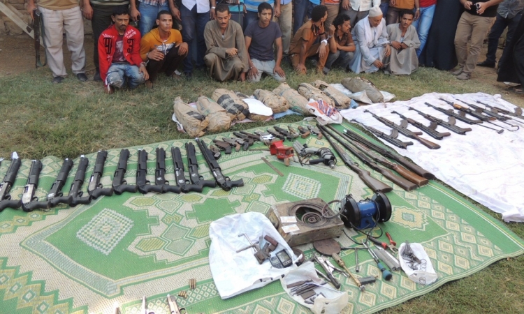 أمن المنيا يضبط ورشتين لتصنيع الأسلحة النارية و27.5 كيلو من مخدر البانجو