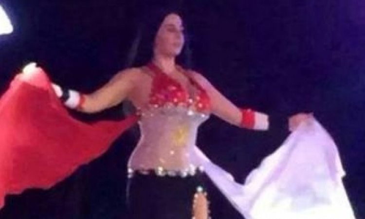 بالصور..صافيناز ترتدي بدلة رقص على شكل علم مصر