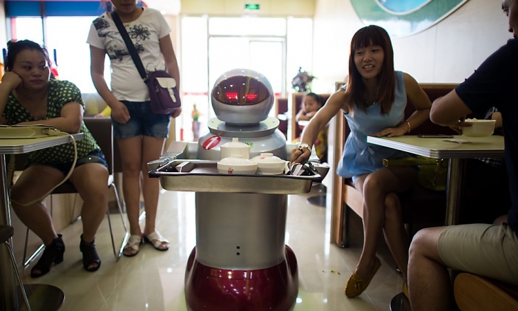بالصور.. روبوتات تدير مطعما بالكامل في مدينة صينية
