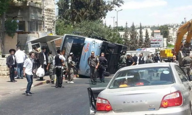 بالفيديو والصور .. فلسطيني يهاجم حافلة إسرائيلية بجرافة بالقدس