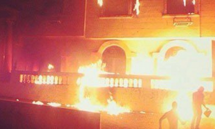 مجهولون يحرقون طابقين بمقر حي المعادي بالمولتوف