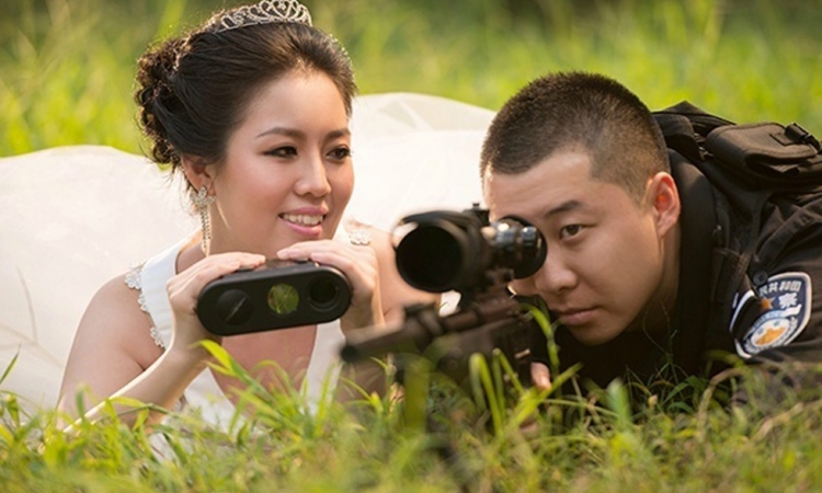 بالصور.. فتاة تلتقط صور زفافها مع زوجها الضابط أثناء عمله