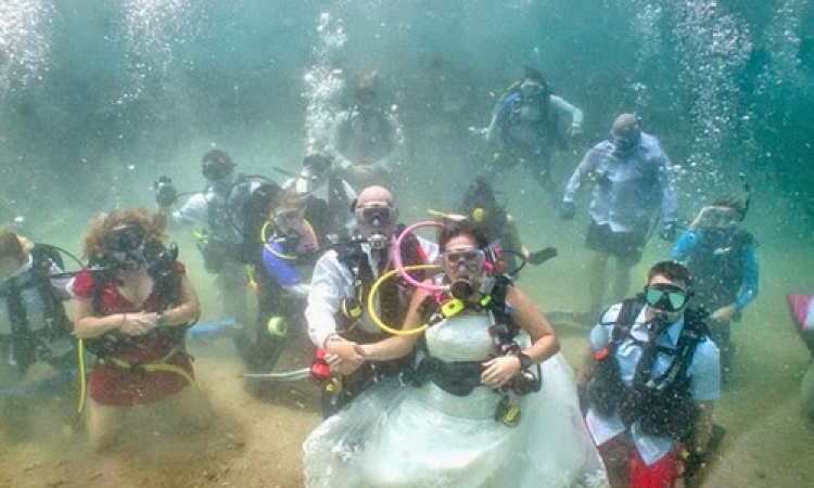 شاهد بالصور” زفاف” في أعماق المحيط الأطلنطي