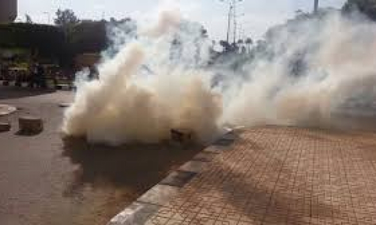 بقنابل الغاز الأمن يفرق مسيرة «إخوانية» بالمهندسين