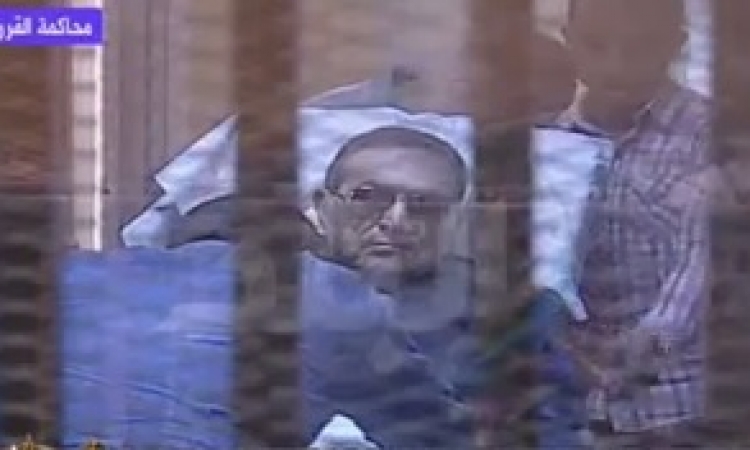 بالفيديو .. مبارك يخرج من القفص أثناء مرافعة النيابة لاصابته بوعكة صحية