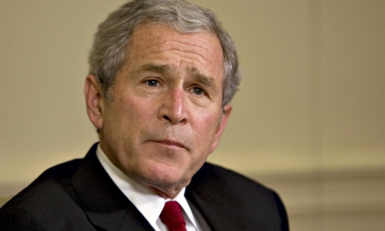 بالفيديو.. جورج بوش الأبن يخوض “تحدى الثلج”