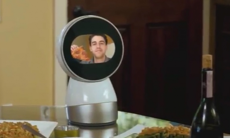 بالفيديو .. شاهد ” جيبو ” .. أول روبوت تفاعلي عائلي