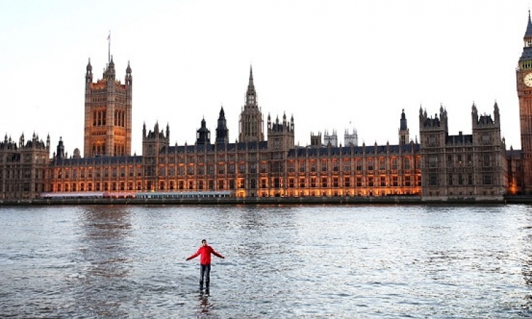 بالفيديو والصور .. لندن تكشف خدعة الساحر الذي يمشي على الماء ويطير في الهواء ؟!!
