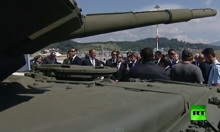 بالفيديو .. السيسي يشاهد معدات عسكرية وأنظمة صاروخية روسية