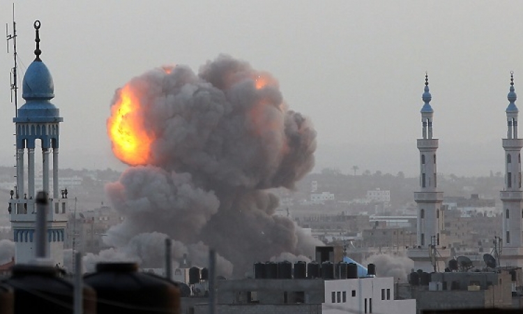 إسرائيل تقصف عدة أهداف فى غزة .. وحماس تحذر من التصعيد
