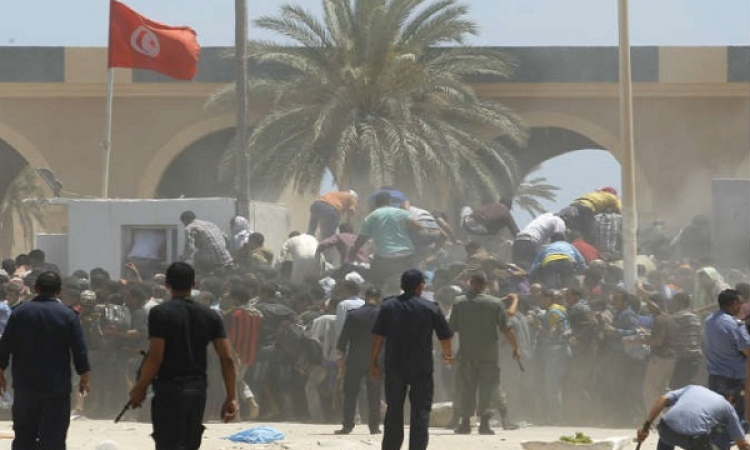 شحن مواد غذائية ومياه للمصريين المتواجدين على الحدود الليبية التونسية