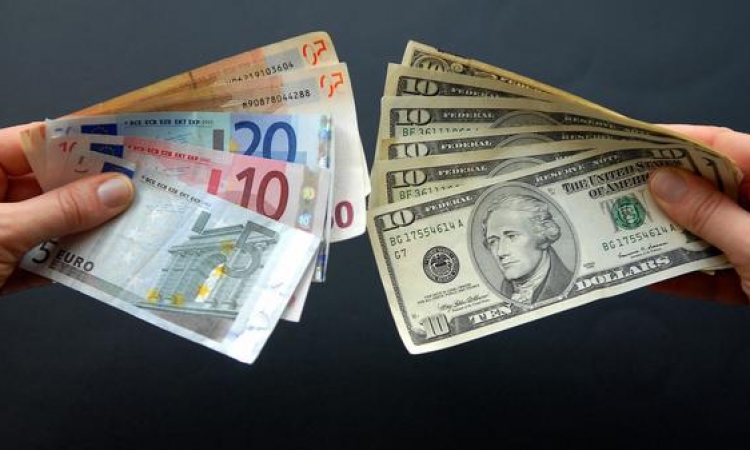 اليورو يتجه لتسجيل خسائر أسبوعية مقابل الدولار