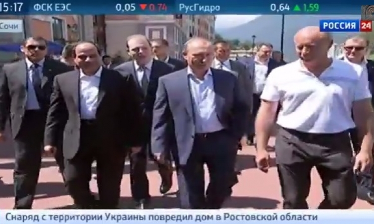 بالفيديو .. تليفزيون روسيا يتجاهل مرسى في تقرير حول علاقة رؤساء مصر بموسكو