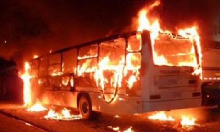 أنصار الإخوان يضرمون النار في أتوبيس نقل عام بكورنيش حلوان