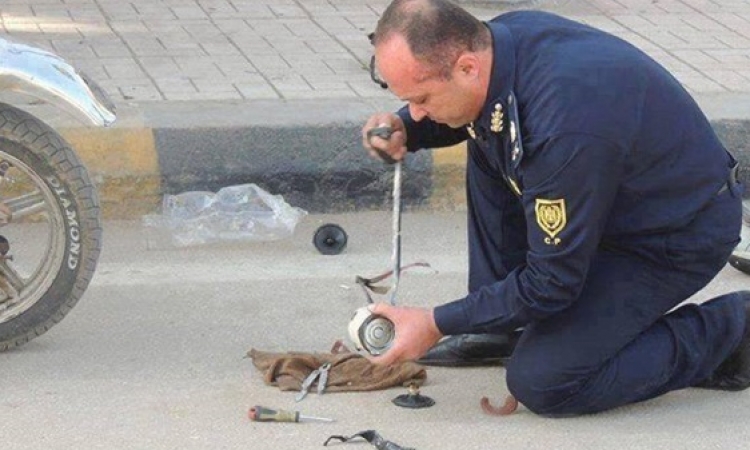 خبراء المفرقعات يبطلون مفعول قنبلة بمحطة مصر