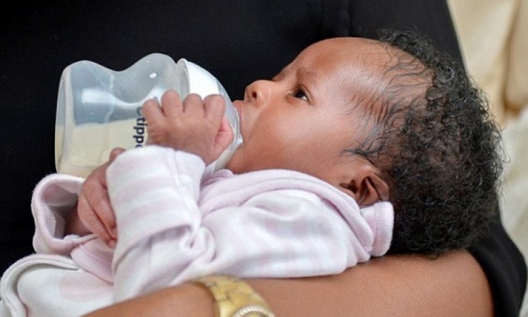 بالصور .. الرضيعة الصغيرة ” أمارا ” تطعم نفسها بنفسها