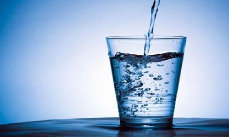 فوائد شرب الماء على المعدة الفارغة